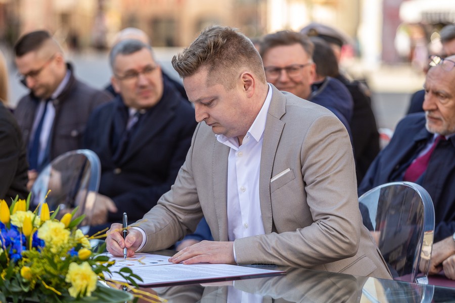 Ceremonia podpisania listów intencyjnych w sprawie Szlaku Kopernikowskiego, fot. Szymon Zdzieblo/tarantoga.pl dla UMWKP