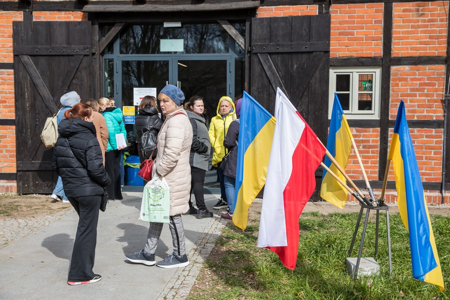 Ukraińscy uchodźcy w punkcie informacyjno-doradczym w Toruniu, fot. Andrzej Goiński/UMWKP