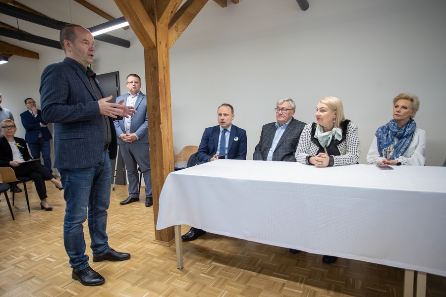 Wizyta radnych województwa w punkcie informacyjno-doradczym dla uchodźców z Ukrainy, fot. Mikołaj Kuras dla UMWKP
