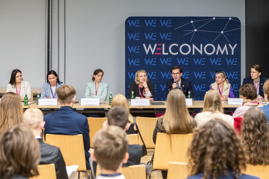Panel „W jaki sposób samorządy mogą pobudzać aktywność społeczną i obywatelską młodzieży?”, Welconomy Toruń, fot. Szymon Zdziebło/tarantoga.pl dla UMWKP