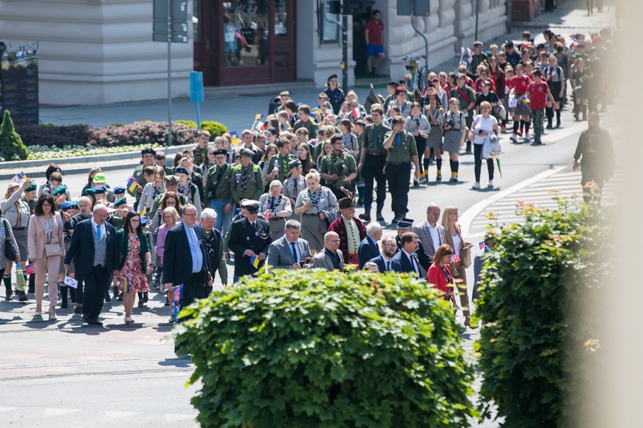 Korowód z gośćmi Święta Województwa przeszedł pod pomnik św. Jana Pawła II, fot. Andrzej Goiński/UMWKP