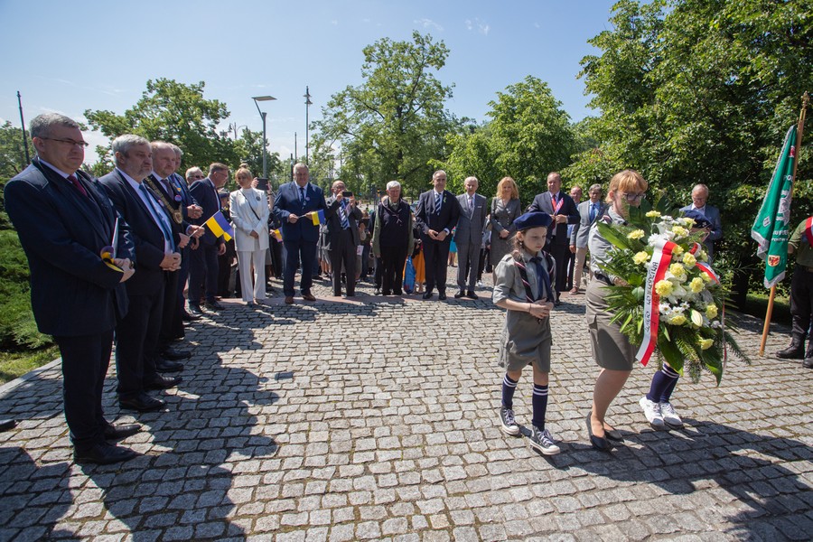 Korowód z gośćmi Święta Województwa przeszedł pod pomnik św. Jana Pawła II, fot. Mikołaj Kuras dla UMWKP
