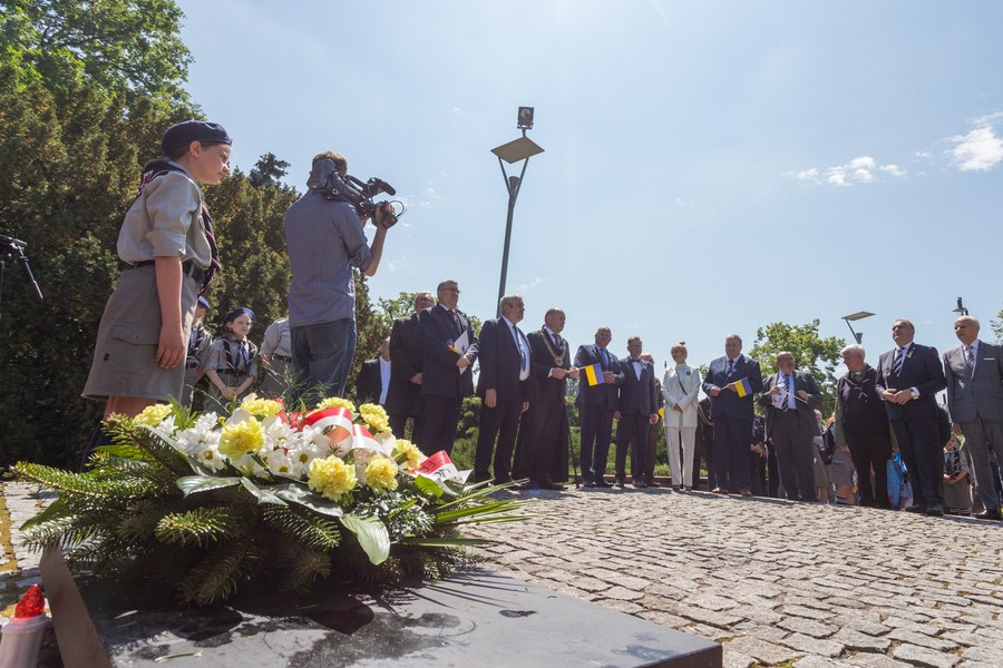 Korowód z gośćmi Święta Województwa przeszedł pod pomnik św. Jana Pawła II, fot. Mikołaj Kuras dla UMWKP