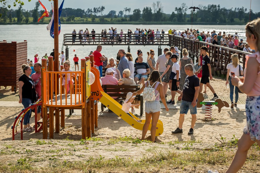 Otwarcie plaży w Rogowie, fot. Tomasz Czachorowski dla UMWKP