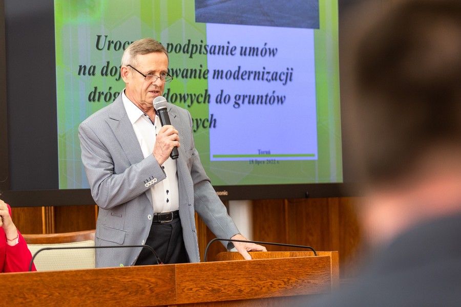Wręczenie umów dotacyjnych na drogi dojazdowe do gruntów rolnych, fot. Szymon Zdziebło/tarantoga.pl dla UMWKP
