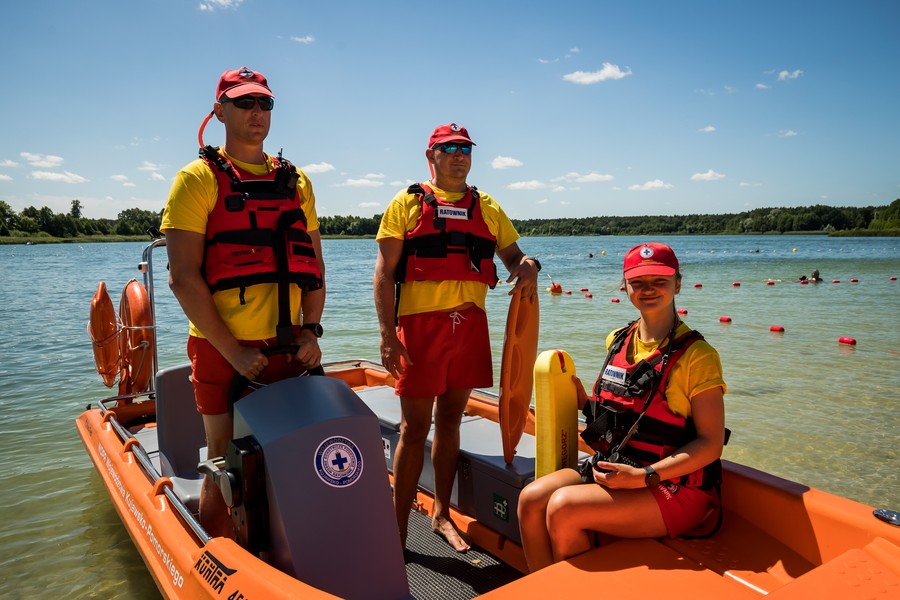 Ratownicy WOPR patrolują jezioro Borówno, fot. Tomasz Czachorowski dla UMWKP