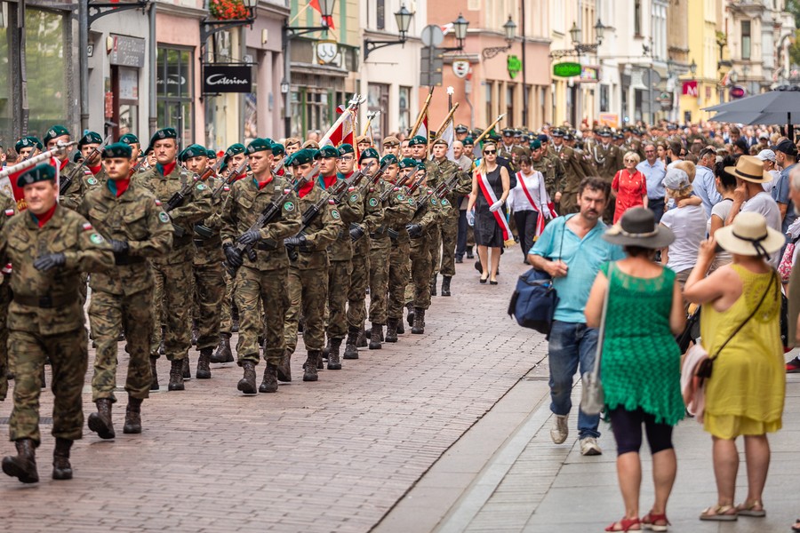 Obchody Święta Wojska Polskiego w Toruniu, fot. Szymon Zdziebło/www.tarantoga.pl dla UMWKP