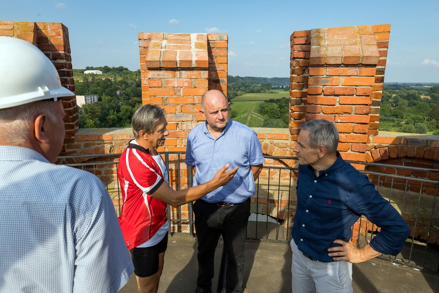 Marszałek Piotr Całbecki wizytuje inwestycję na zamku w Świeciu, fot. Tomasz Czachorowski dla UMWKP