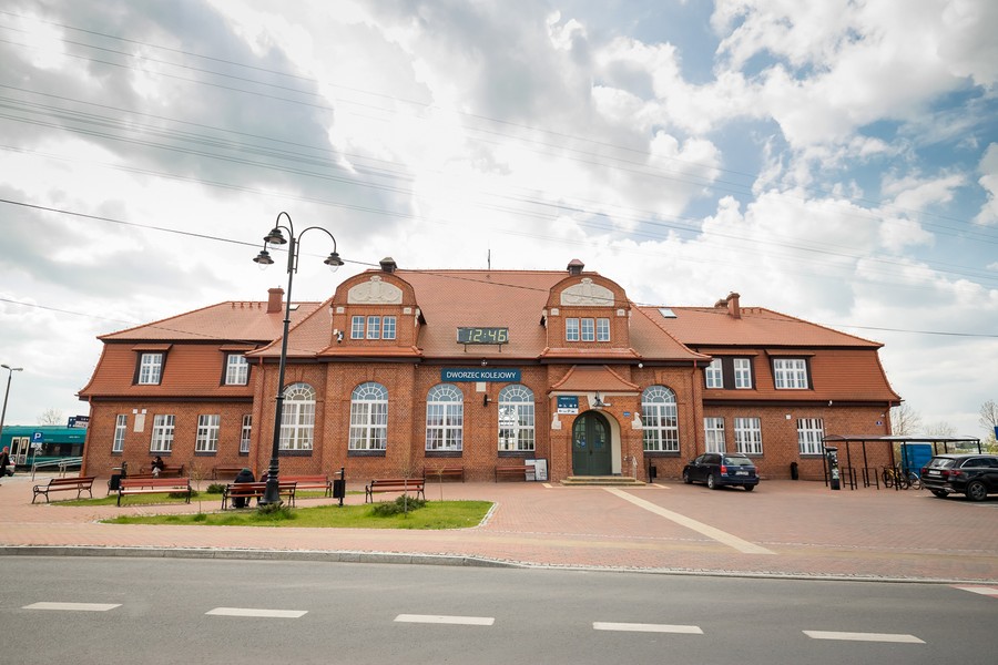 Otwarcie zrewitalizowanego dworca kolejowego w Tucholi, fot. Tomasz Czachorowski dla UMWKP