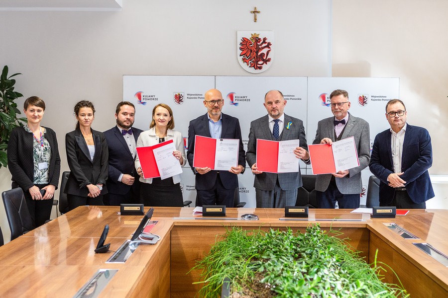 Ceremonia podpisania umowy z Arrivą RP, fot. Szymon Zdziebło/tarantoga.pl dla UMWKP