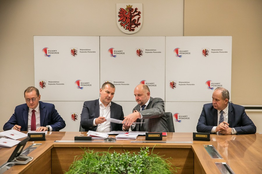 Ceremonia podpisania umowy z Polregio, fot. Andrzej Goiński/UMWKP