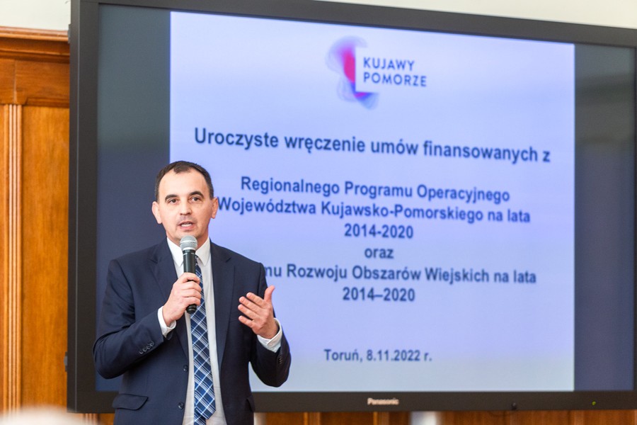 Ceremonia przekazania umów RPO, 8 listopada 2022, fot. Szymon Zdziebło/tarantoga.pl dla UMWKP