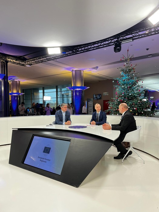 Debata telewizyjna z udziałem marszałka Piotra Całbeckiego i eurodeputowanego Adama Jarubasa, fot. Mieszko Matusiak/UMWKP