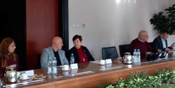 od lewej p. K. Marszałkowska, p. p. Kujawa, p. M. Oszywa, p. H. Matuszewski, p. P. Bednarski podczas posiedzenia Zespołu ds polityki społecznej i dialogu społecznego 02.03.2023 r.