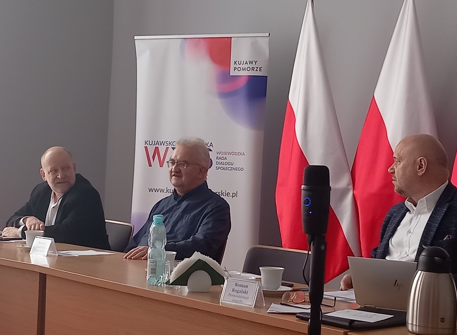 od lewej p. S. Wittkowicz, p. W. Kamiński, p. R. Rogalski, podczas posiedzenia Zespołu ds polityki gospodarczej, rynku pracy i strategii rozwoju województwa
