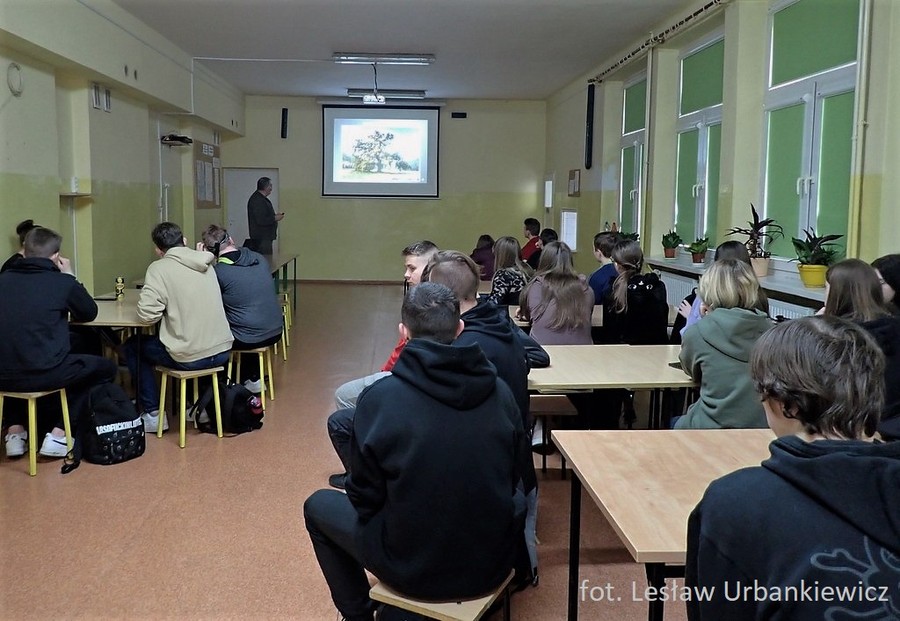 zdjęcie przedstawia uczniów wysłuchujących prelekcji pana L. Urbankiewicza