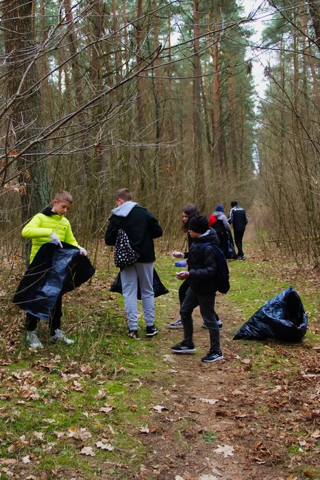Sprzątanie świata w Lidzbarskim lesie fot. GLPK