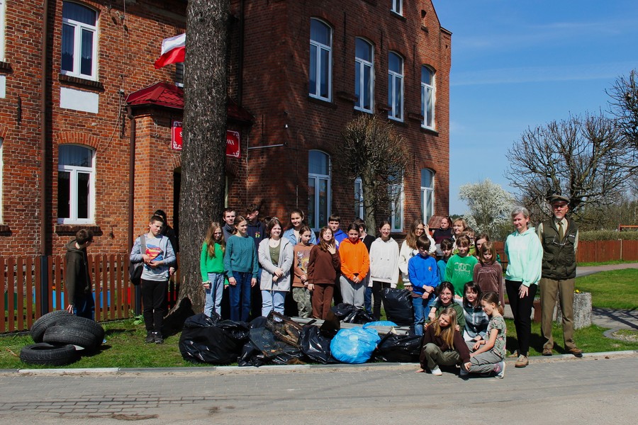 Sprzątanie terenów Szkoły Podstawowej w Bryńsku fot. GLPK