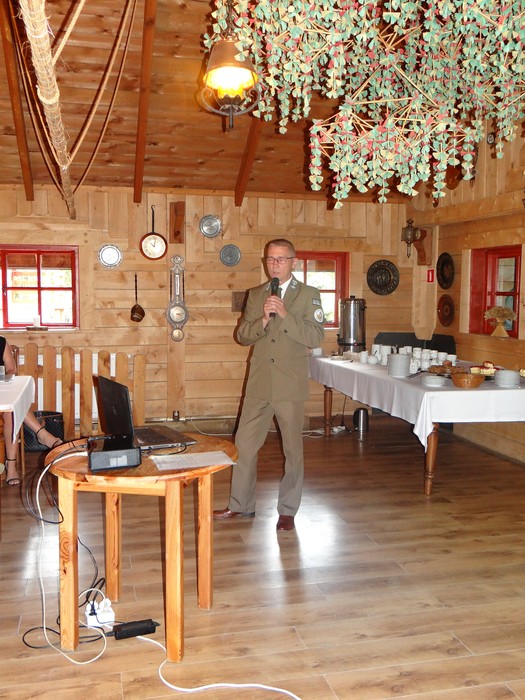 Zdjęcie przedstawia pana dyrektora Gostynińsko- Włocławskiego Parku Krajobrazowego Witolda Kwapińskiego podczas prelekcji