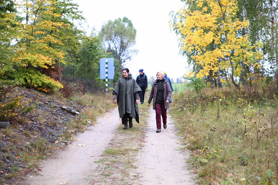 Uczestnicy spaceru Krajobrazowego w drodze do Grodziska Raciąż, fot. Rafał Borzyszkowski