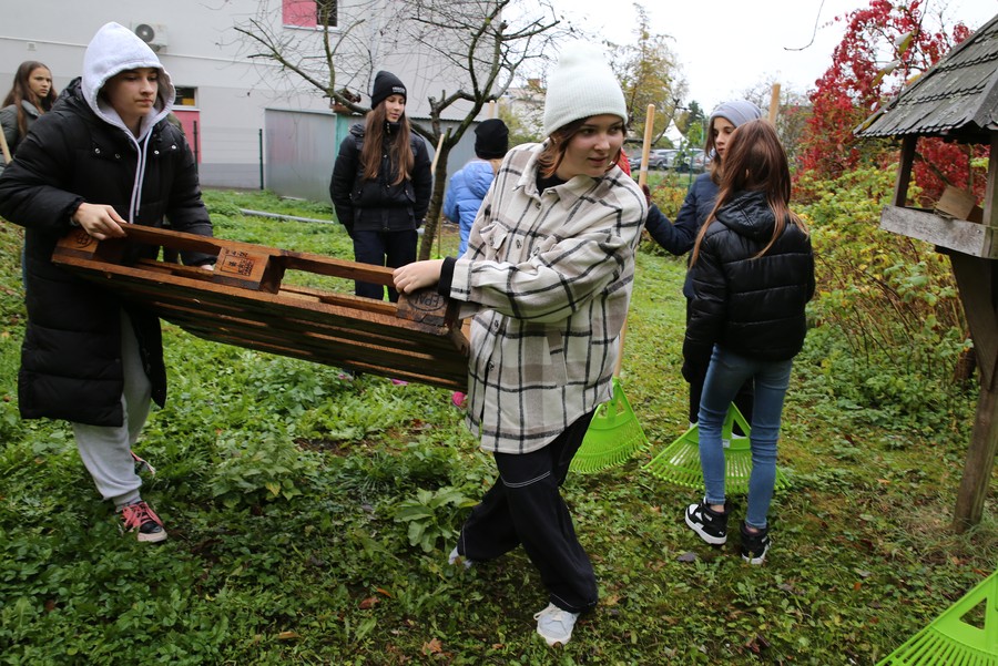 Uczniowie SP nr 1 w Tucholi w ogrodzie przyszkolnym, fot. D.Borzyszkowska
