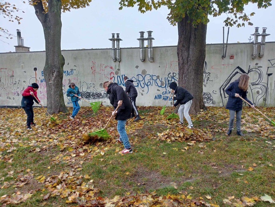 Uczniowie SP nr 2 w Tucholi podczas zajęć w parku, fot. D.Borzyszkowska