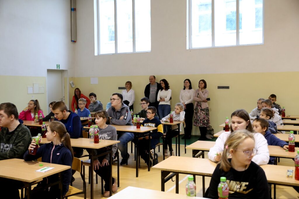 uczniowie i opiekunowie w oczekiwaniu na werdykt, fot. W.Wojtasik