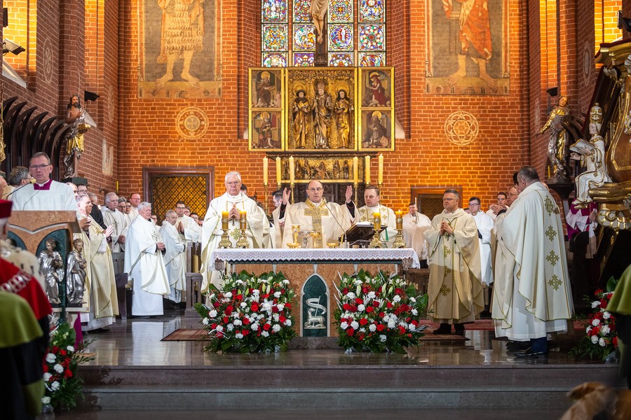Msza święta i odsłonięcie pamiątkowej tablicy w kaplicy rodziny Kopernika, fot. Szymon Zdziebło/tarantoga.pl dla UMWKP