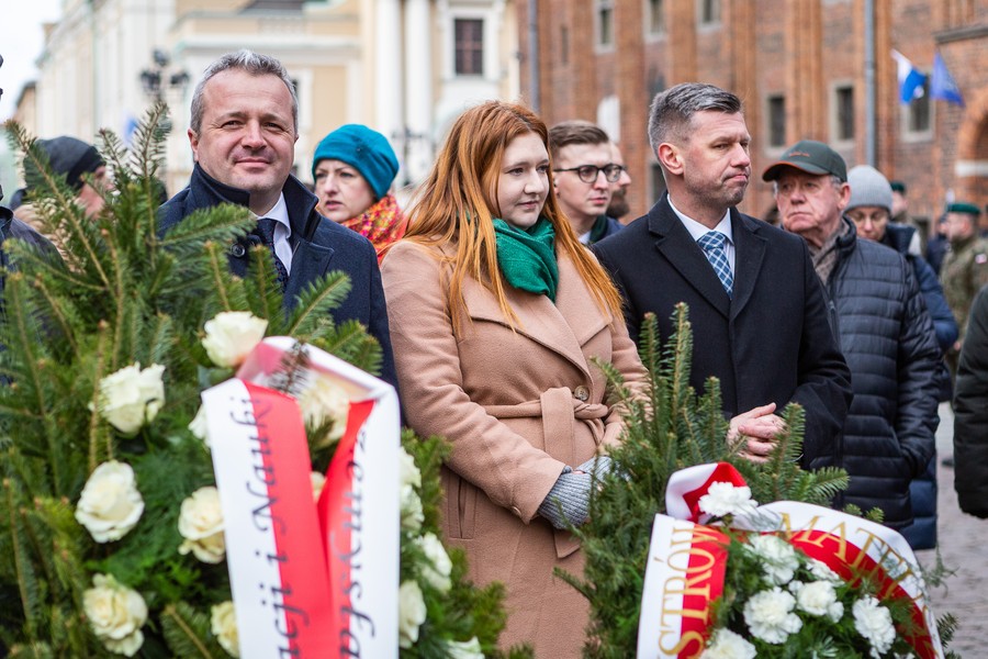 Złożenie kwiatów pod pomnikiem Kopernika, fot. Szymon Zdziebło/tarantoga.pl dla UMWKP