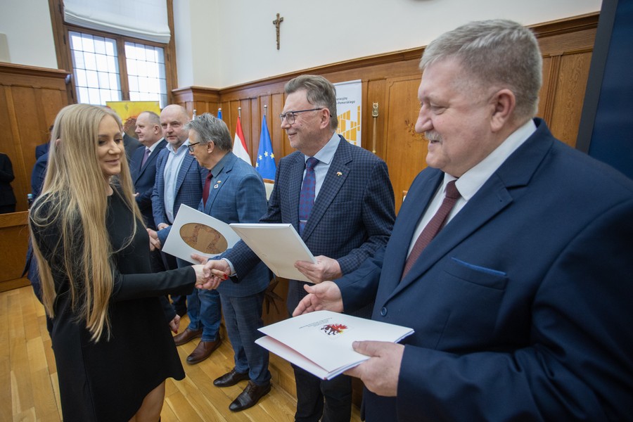 Ceremonia wręczenia umów RPO i PROW, Urząd Marszałkowski, 21 lutego 2023, fot. Mikołaj Kuras dla UMWKP