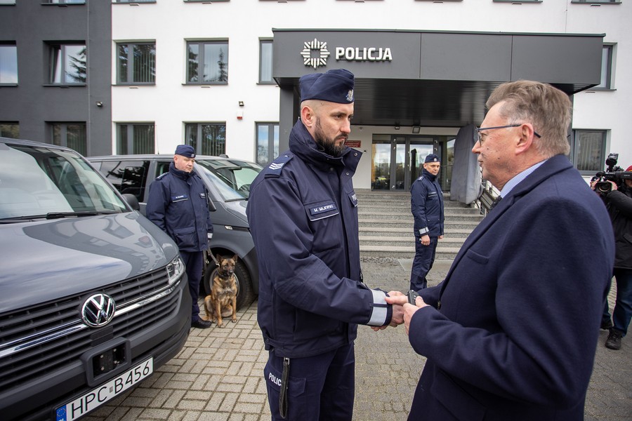 Przekazanie samochodów policyjnych do przewozu psów służbowych, fot. Mikołaj Kuras dla UMWKP