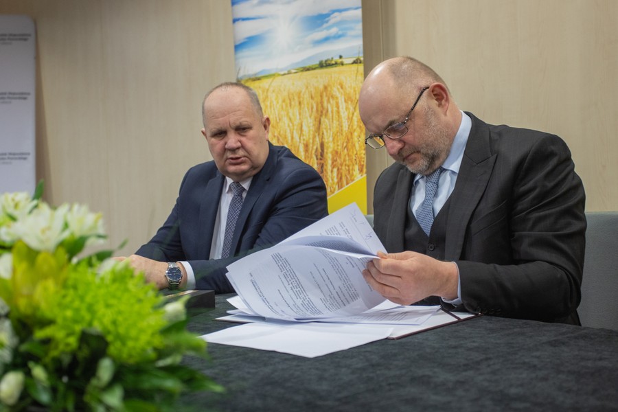 Ceremonia podpisania umowy PROW na modernizację targowiska w Toruniu, fot. Mikołaj Kuras dla UMWKP