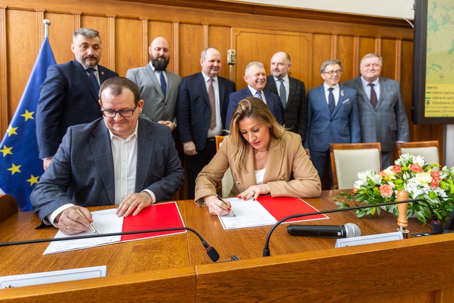 Podpisanie umów na modernizację infrastruktury drogowej, 31 marca 2023, fot. Szymon Zdziebło/tarantoga.pl dla UMWKP