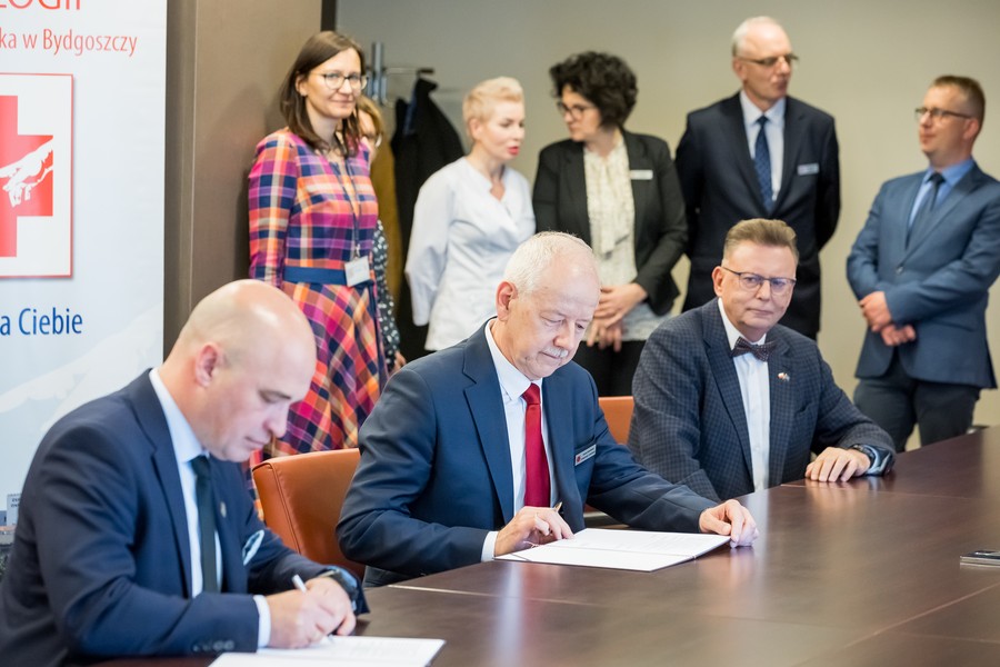 Podpisanie umowy dotyczącej zakupu akceleratora do radioterapii dla CO, fot. Tomasz Czachorowski dla UMWKP
