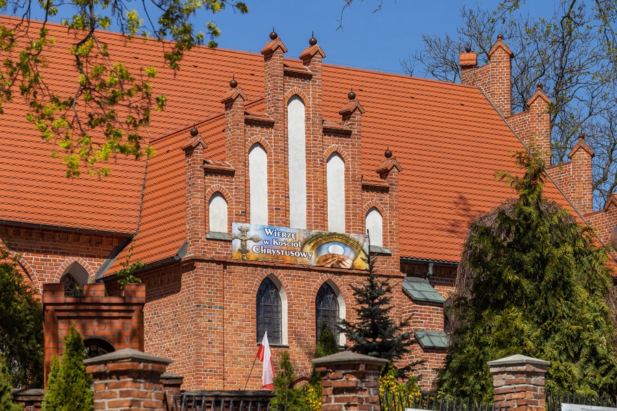 Remont elewacji kościoła parafialnego Świętej Trójcy w Rypinie, fot. Szymon Zdziebło/tarantoga.pl dla UMWKP