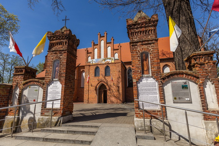 Remont elewacji kościoła parafialnego Świętej Trójcy w Rypinie, fot. Szymon Zdziebło/tarantoga.pl dla UMWKP