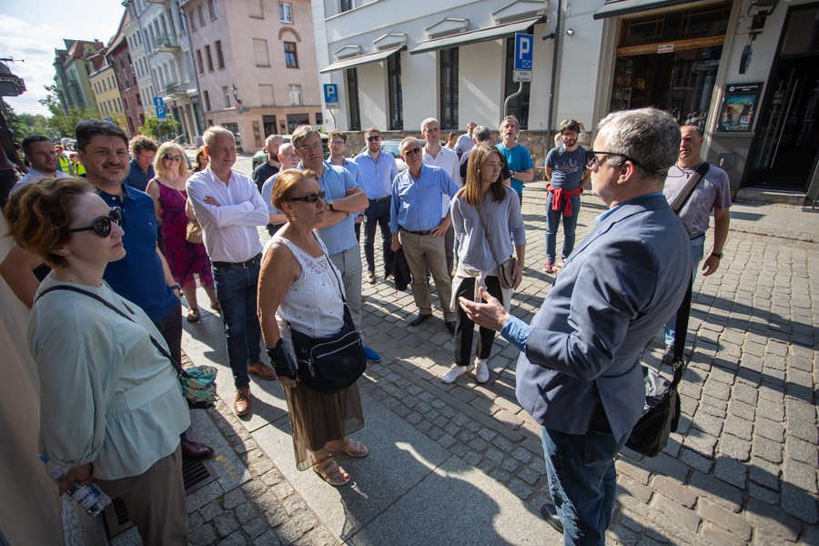Uczestnicy wyjazdowego posiedzenia Komisji NAT zwiedzają Toruń, fot. Mikołaj Kuras dla UMWKP