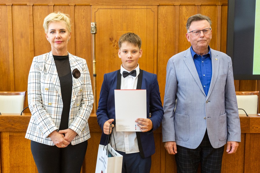 Wręczenie nagród w konkursie „Mój ojciec – jak dobrze być razem”, Fot. Szymon Zdziebło, tarantoga.pl dla UMWKP