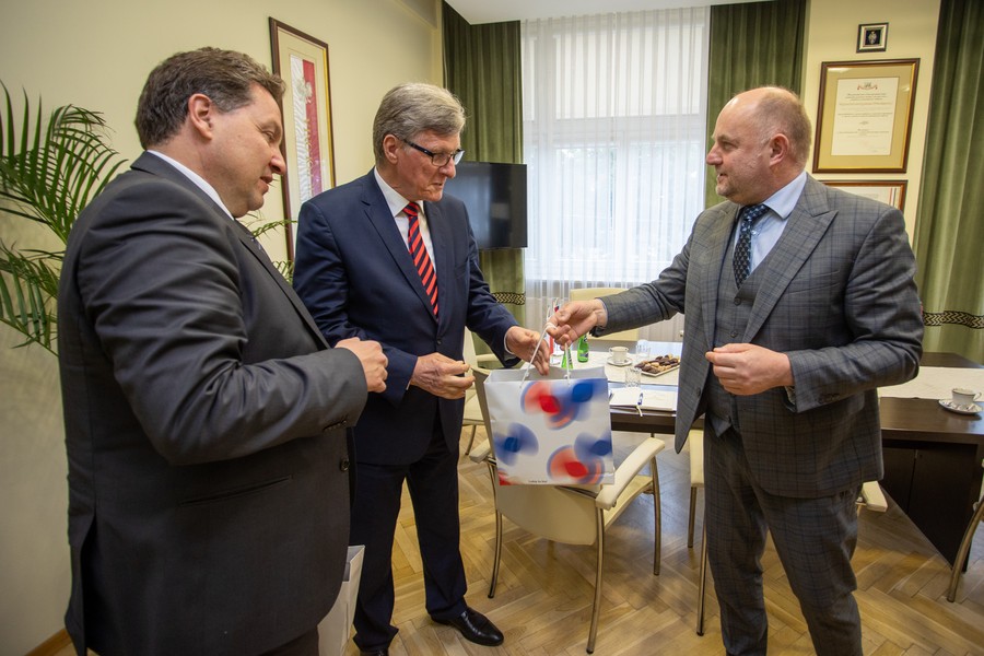 Spotkanie marszałka Piotra Całbeckiego z ambasadorem Serbii, Fot. Mikołaj Kuras dla UMWKP