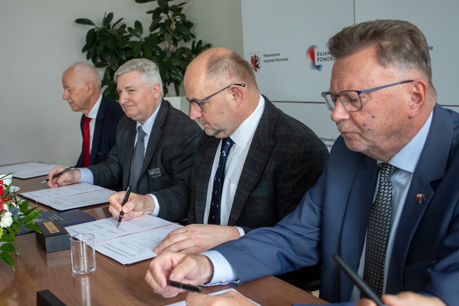 Podpisanie umów na sprzęt medyczny dla Centrum Onkologii Fot. Mikołaj Kuras dla UMWKP 