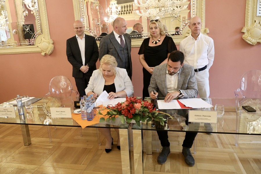 Ceremonia podpisania umowy z wykonawcą rozbudowy Książnicy Kopernikańskiej, fot. Andrzej Goiński/UMWKP
