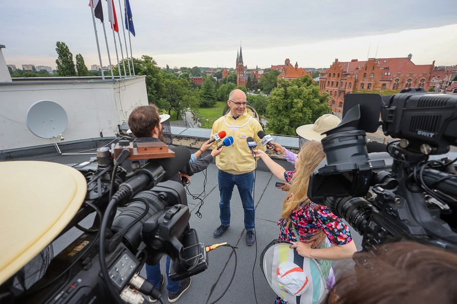 Pierwsza w tym roku zbiórka miodu z pasieki na dachu Urzędu Marszałkowskiego. Fot. Mikołaj Kuras dla UMWKP
