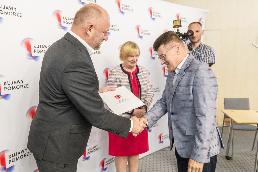Ceremonia podpisania umów o finansowanie projektów dotyczących rynku pracy, fot. Szymon Zdzieblo/tarantoga.pl dla UMWKP