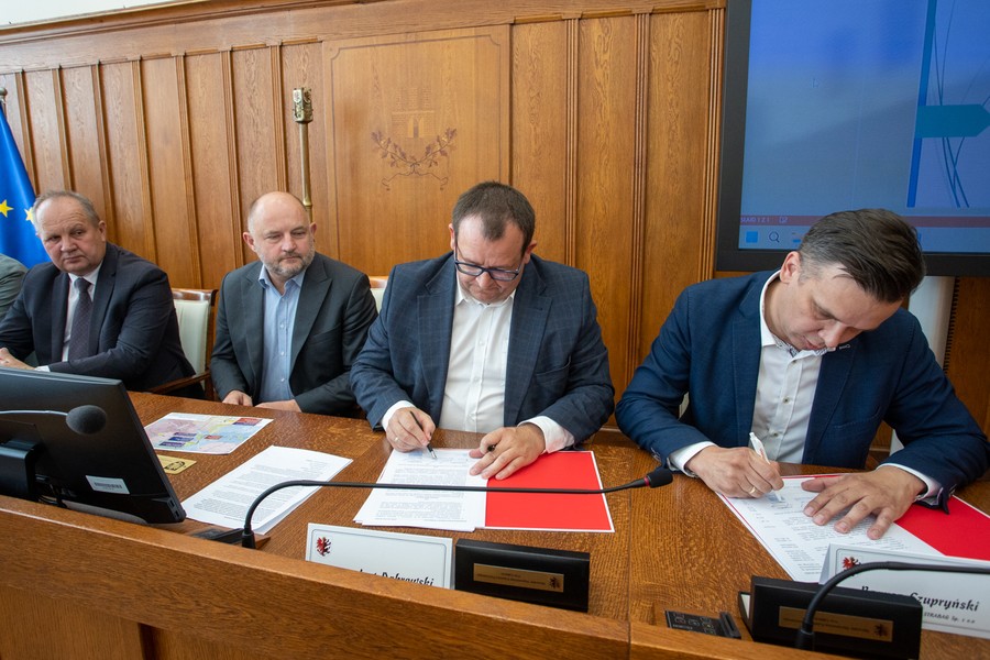Podpisanie umowy na modernizację drogi nr 546, fot. Mikołaj Kuras dla UMWKP