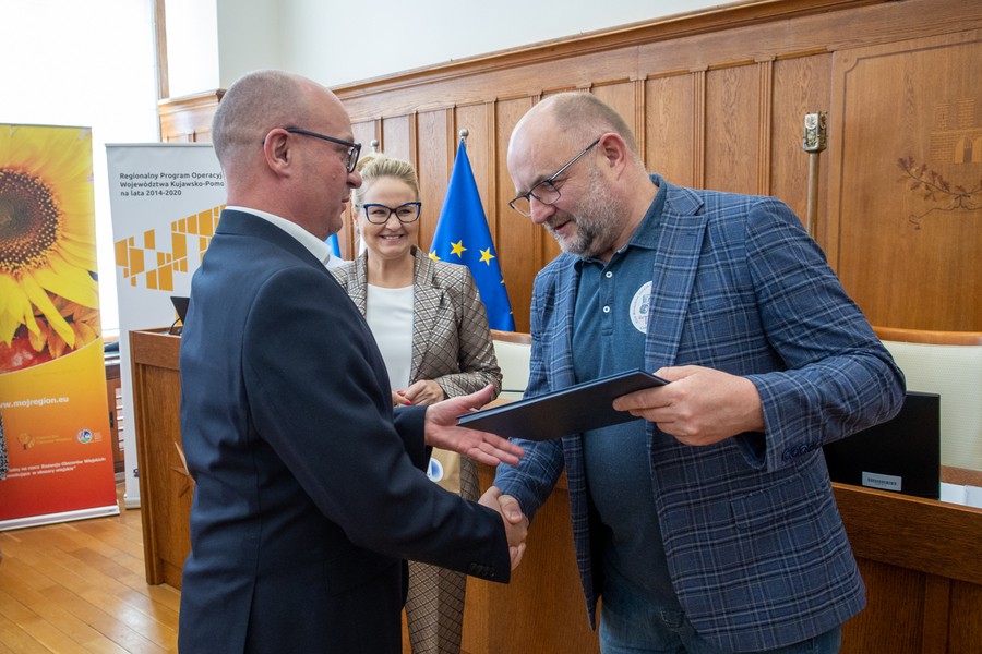 Uroczystość przekazania umów o dofinansowanie projektów, fot. Mikołaj Kuras dla UMWKP