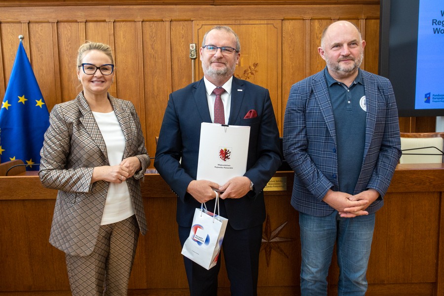 Uroczystość przekazania umów o dofinansowanie projektów, fot. Mikołaj Kuras dla UMWKP