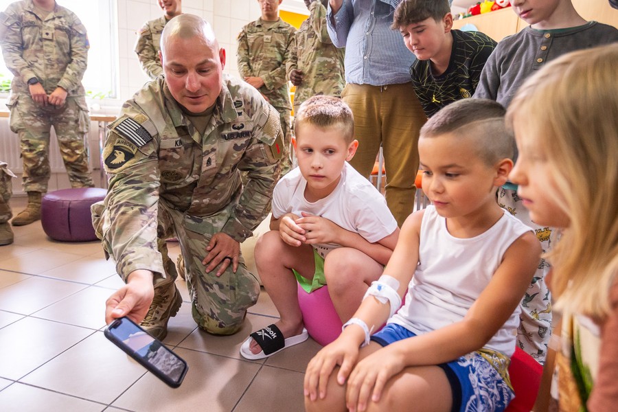 Żołnierze USA z wizytą w oddziałach dziecięcych WSZ w Toruniu, fot. Szymon Zdziebło/tarantoga.pl dla UMWKP