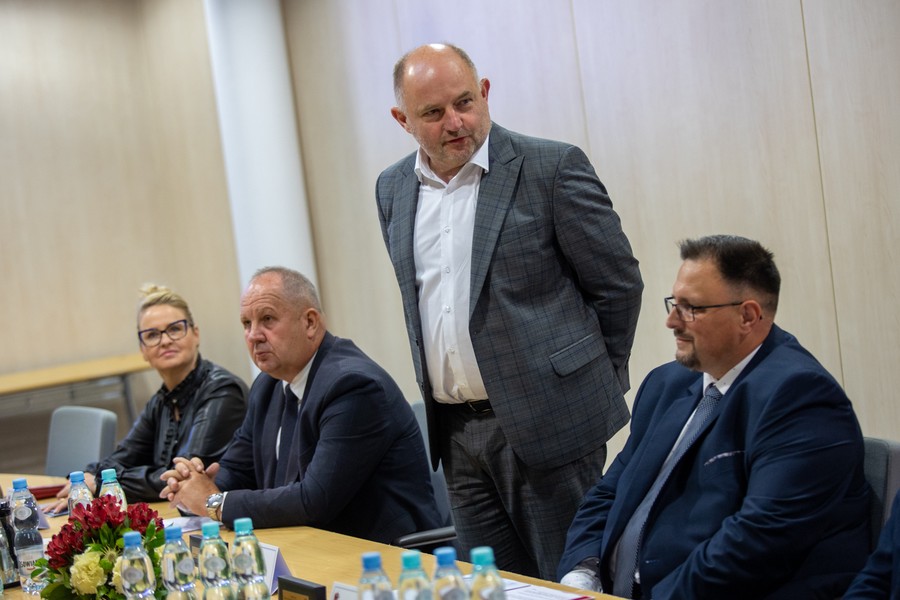 Podpisanie umowy na modernizację drogi wojewódzkiej nr 269, fot. Mikołaj Kuras dla UMWKP