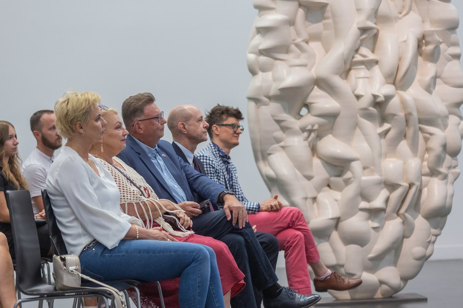 Ceremonia wręczenia stypendiów artystycznych, w tle wystawa rzeźb Tony’ego Cragga, fot. Mikołaj Kuras dla UMWKP
