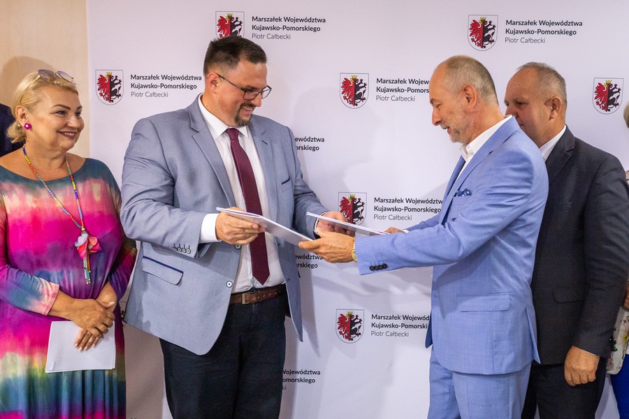 Podpisanie umowy na zaprojektowanie obwodnicy Tucholi, fot. Szymon Zdziebło/tarantoga.pl dla UMWKP